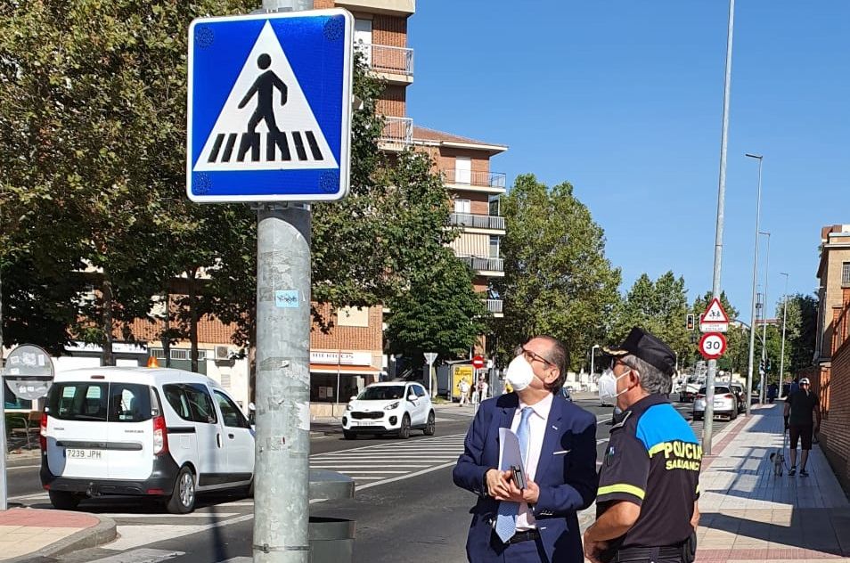 El concejal de Tráfico, Fernando Carabias, visitando la instalación de la nueva señalización