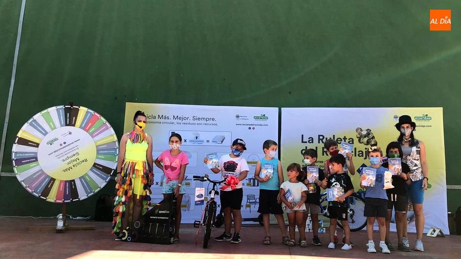 Los vecinos de Bañobárez se animan a ‘reciclar más y mejor’ con la Ruleta del Reciclaje