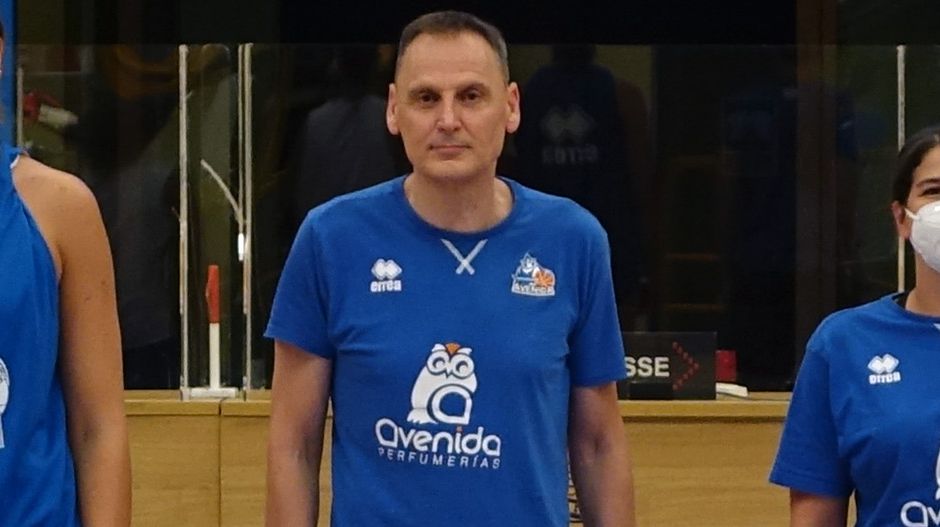 Roberto Iñíguez, entrenador del CB Perfumerías Avenida