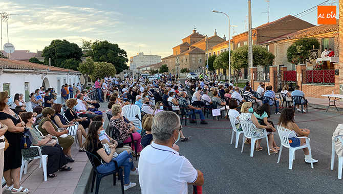 Numerosos fieles acudian a la Ermita del Humilladero para participar en la fiesta anual del Santo Cristo