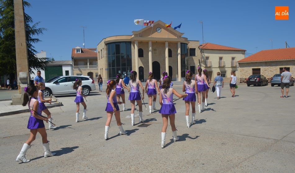 Exhibición de Majorettes en fiestas anteriores