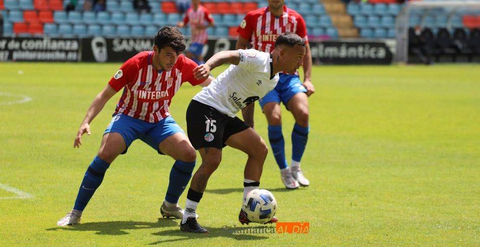 Juancho en el partido del Salamanca contra el Sporting B en el Helmántico