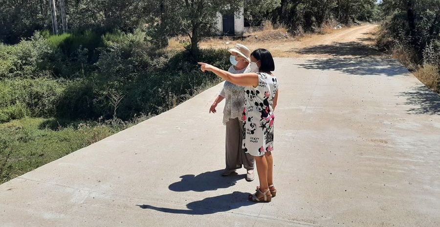 La subdelegada del Gobierno, Encarnación Pérez, en su visita a El Tornadizo, junto a la alcaldesa, Feliciana Oliva