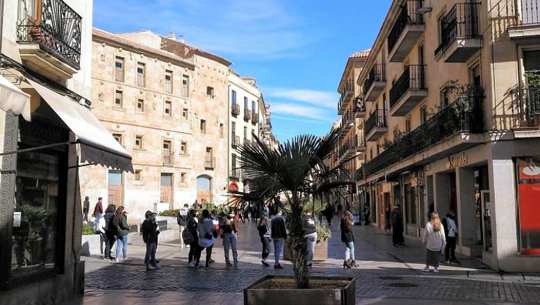 La Rúa posee un gran número de bares, restaurantes y comercios - Archivo
