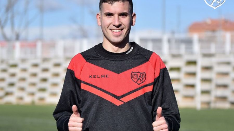 Adrián Carrasco en un entrenamiento con el Rayo Vallecano