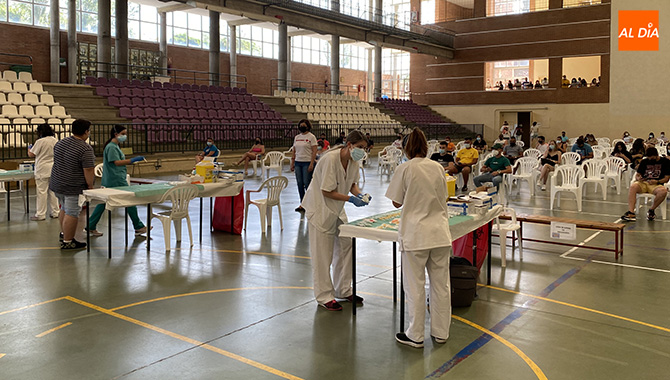 Un total de 800 vacunas eran administradas este jueves en Peñaranda para los nacidos entre 1997 y 2003