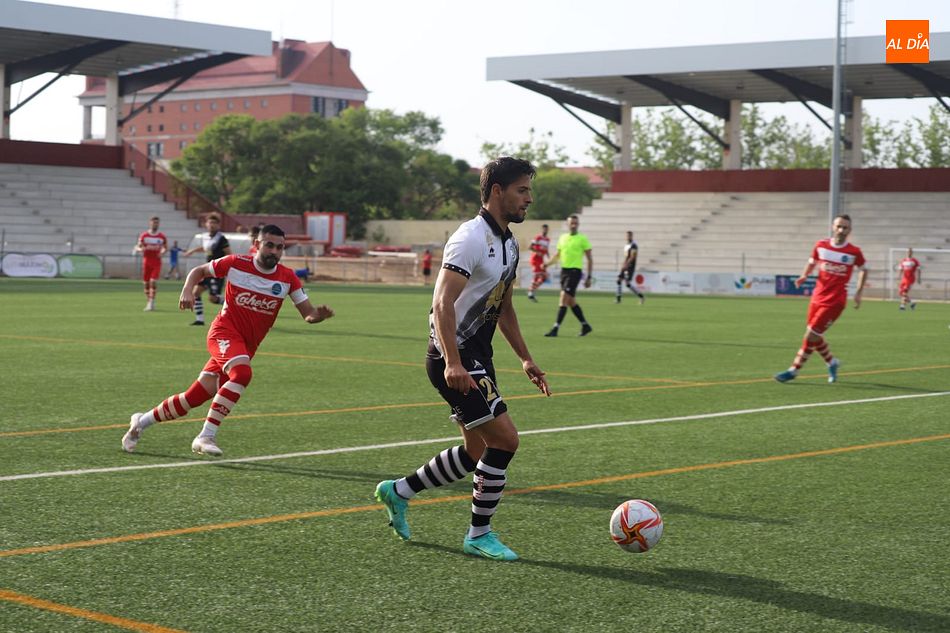 Marín conduce el balón en un lance del juego - Fotos: Lydia González
