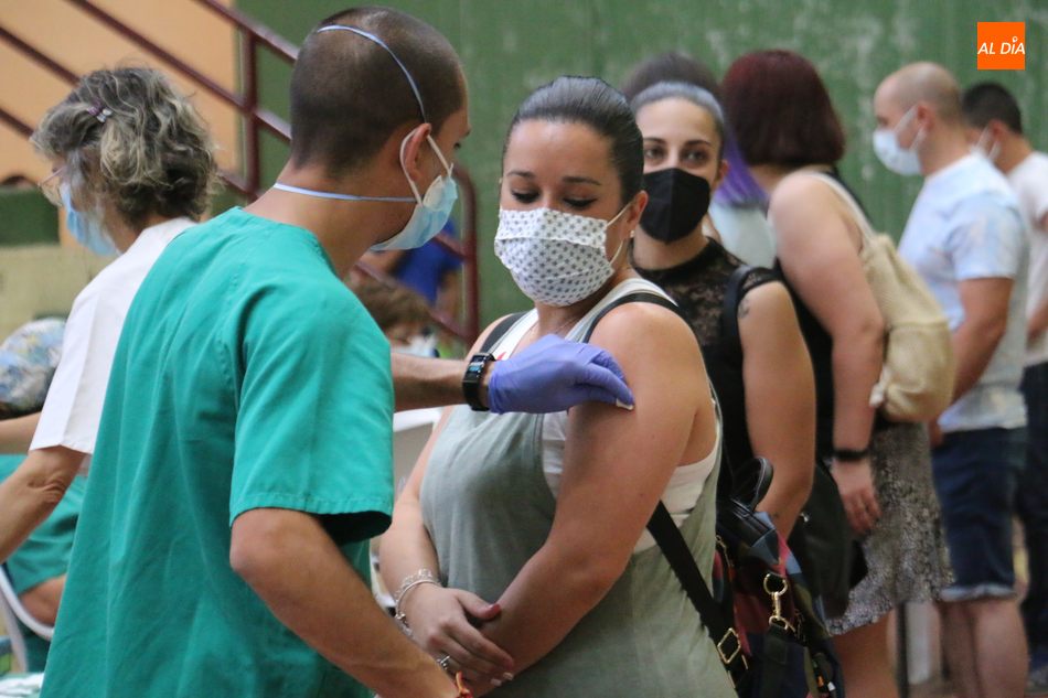 Vacunación de jóvenes en Vitigudino. Foto de archivo