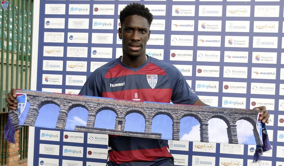Mansour Seck con la camiseta de su nuevo equipo, la Segoviana