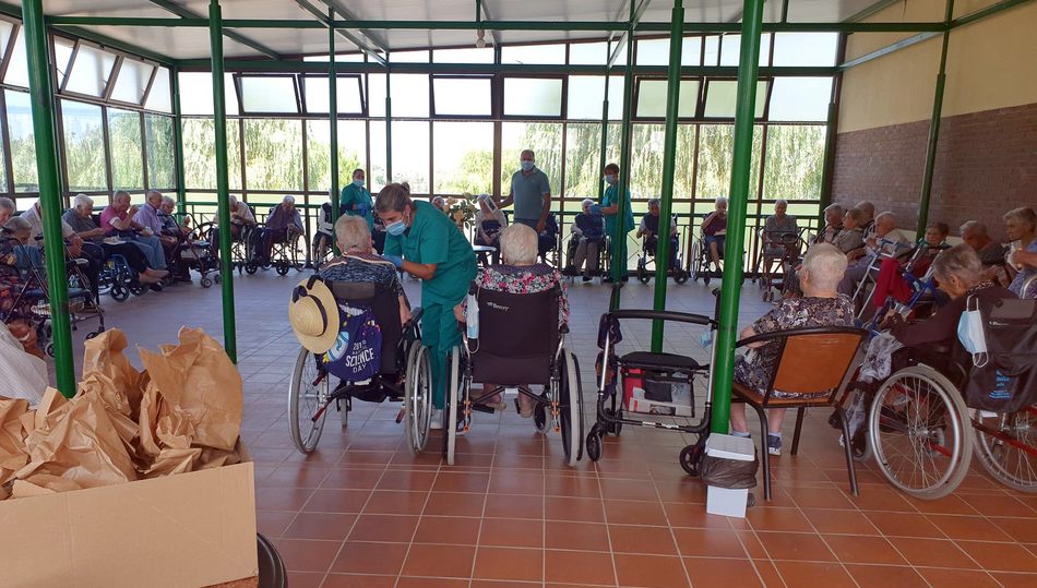 El alcalde de Villarino felicita a los mayores de la residencia municipal las fiestas de San Roque  