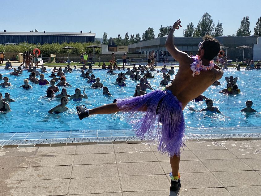 Los guijuelenses disfrutan de una refrescante sesión de ‘aquagym’ en las piscinas