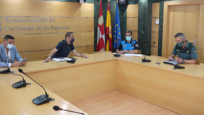 El alcalde de Carbajosa de la Sagrada, Pedro Samuel Martín, y el concejal de Seguridad Ciudadana, Domingo Elena, se reunían con mandos de Guardia Civil y Policía Local