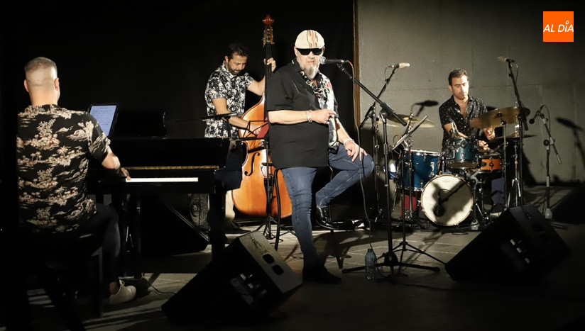 El concierto de ‘Gene García’ era protagonista del Festival de Blues junto a la biblioteca Torrente Ballester. Lydia González