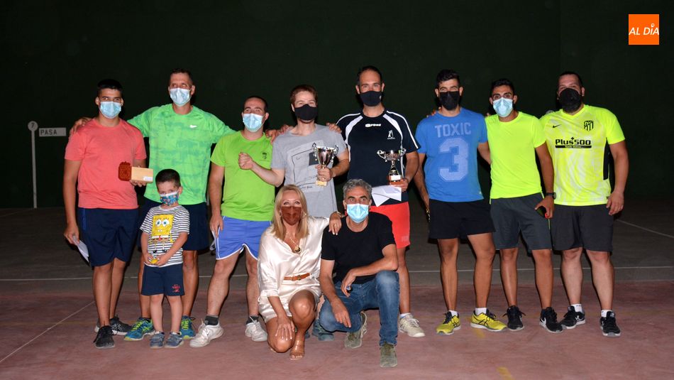 Los cuatro equipos semifinalistas posan con los dos concejales organizadores del Torneo / E. Corredera