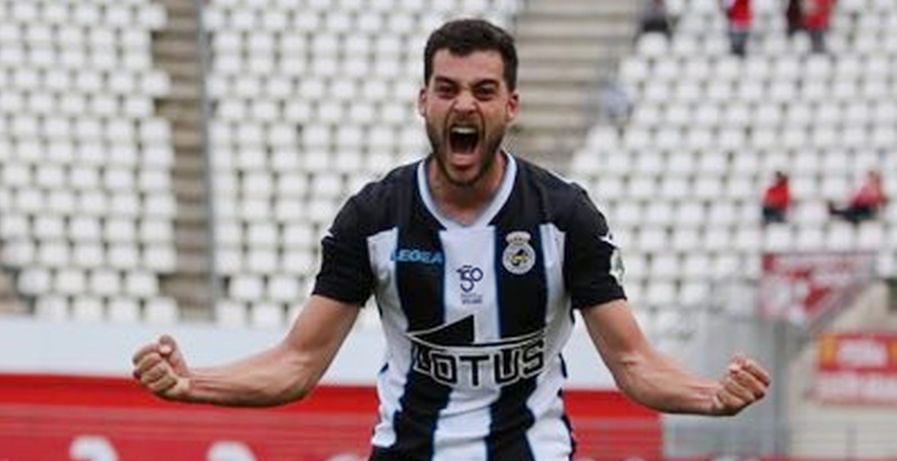 Luis Alcalde, mediopunta del Linense, donde le entrenó Antonio Calderón