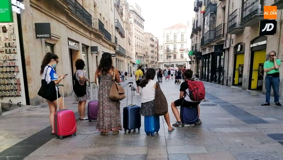 Turistas con maletas en la calle Toro, entre la Plaza Mayor y la plaza del Liceo. Foto de Lydia González
