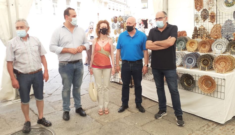 El concejal de Promoción Económica, Comercio y Mercados, Juan José Sánchez, en la inauguración junto a la teniente de alcalde, Ana Suárez, el diputado de Cultura de la Diputación, David Mingo, y el presidente de la Asociación de Artesanos del Barro, Óscar