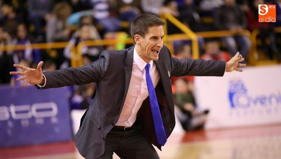 Alberto Miranda en su etapa como entrenador del Perfumerías Avenida