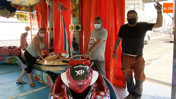 Emilio Fernández, junto a su familia, última el montaje de sus atracciones para la feria de Peñaranda