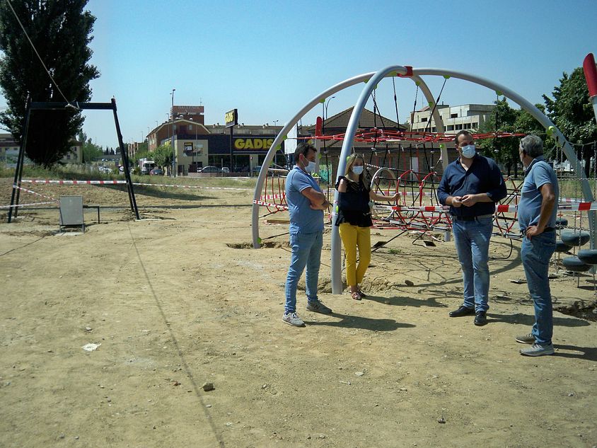 Miembros del Ayuntamiento visitan la nueva zona infantil - Ayto. Santa Marta
