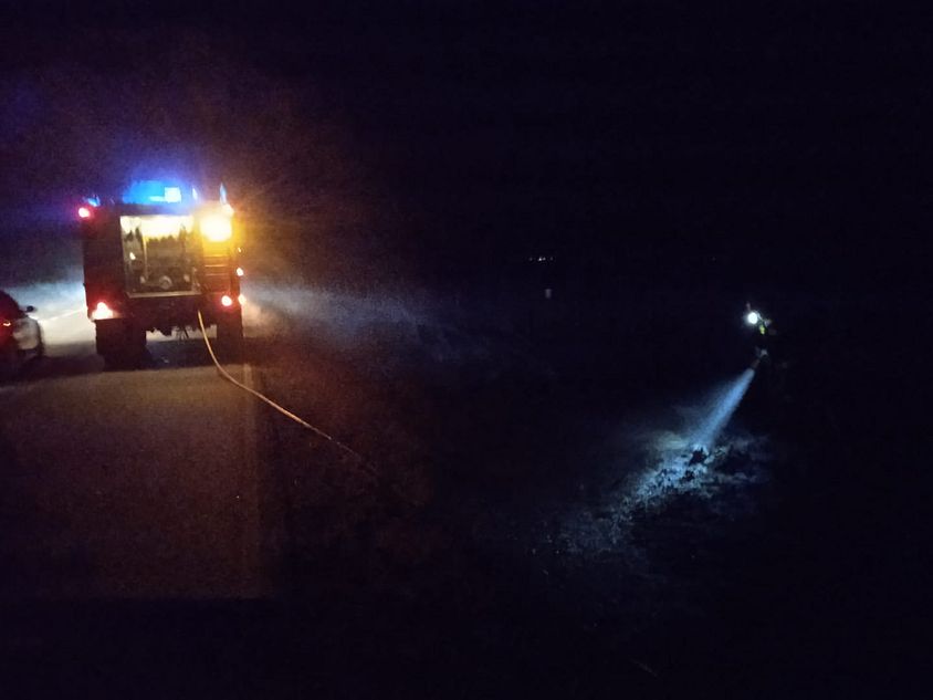 Uno de los camiones autobomba trabajando anoche en la SA-212 - Bomberos de Guijuelo