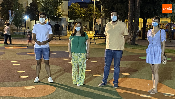 La alcaldesa de Peñaranda, Carmen Ávila, junto a los concejales Antonio Poveda, Fran Díaz y Fátima Manzano, presentaban la reapertura total del Parque La Huerta