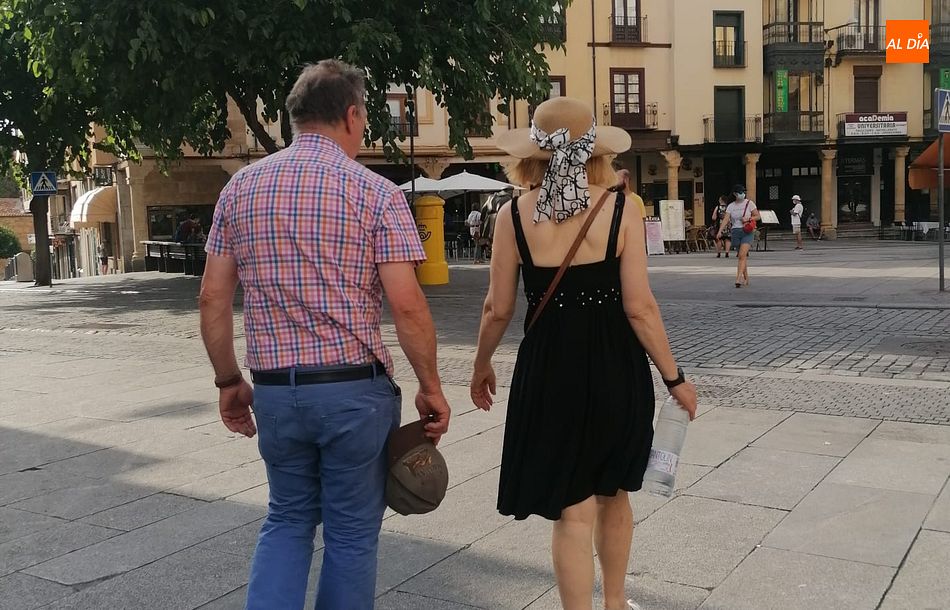 Dos personas pasean en verano en Salamanca - Lydia González