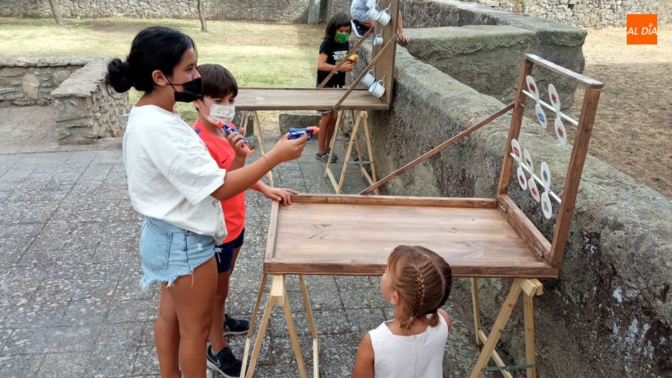 Los niños disfrutan en una gran ludoteca al aire libre en Bañobárez