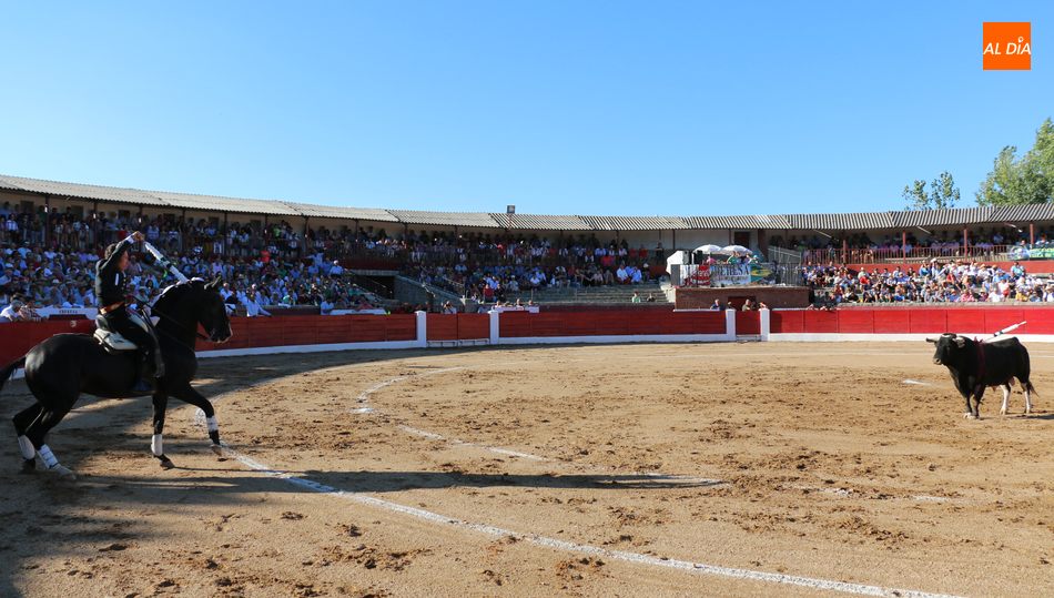 A diferencia de lo que sucede en los espectáculos musicales, en los festejos taurinos se puede beber y comer  / CORRAL