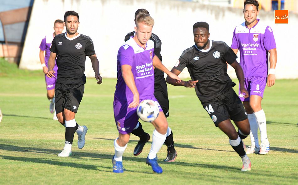 Ibra Keita presiona a un jugador del Ciudad Rodrigo