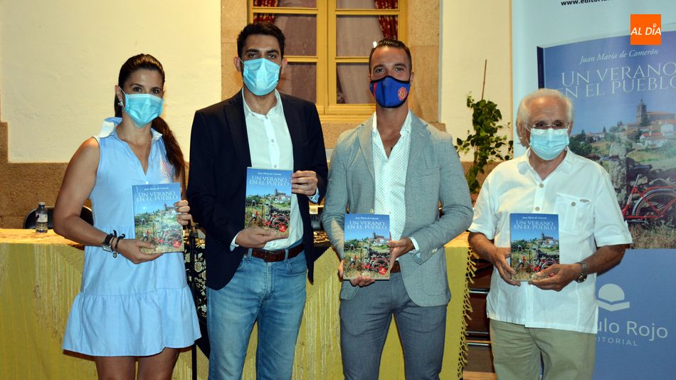 El escritor y sus acompañantes en el acto de presentación de la novela / E. Corredera