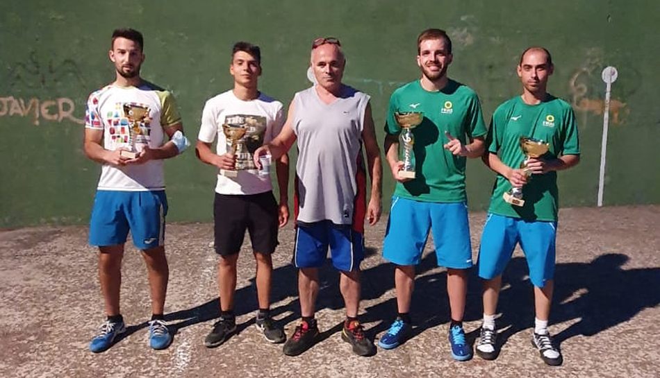 Cholo en el centro junto a los campeones y terceros