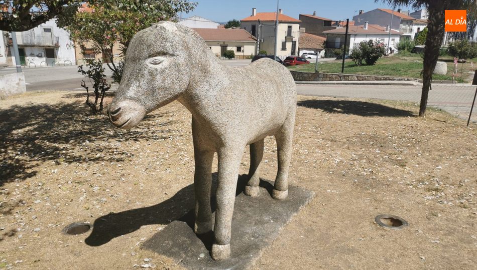 Este es el aspecto en el que los vánadalos han dejado al emblema del pueblo de Villarino / CORRAL