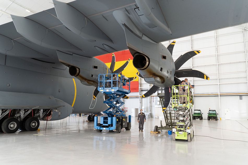 Técnicos revisan uno de los aviones que se encargará de la repatriación del personal en Afganistán - Presidencia del Gobierno