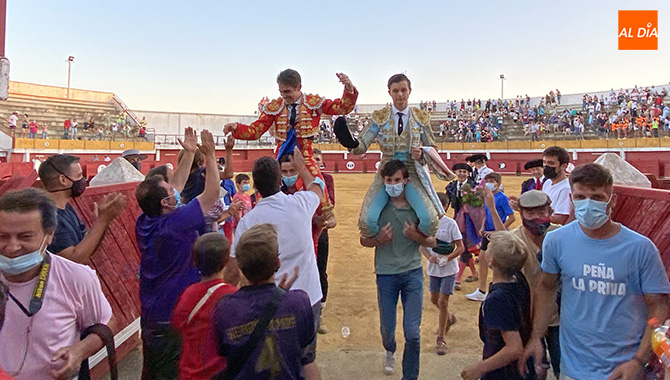 El novillero macoterano Juan Nieto, junto a Daniel Medina, salían a hombros de la Plaza de toros de Macotera