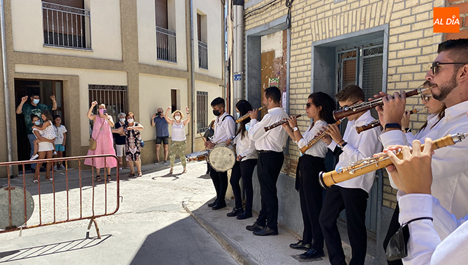 Los sones macoteranos recorrieron calles y plazas para que los vecinos pudieran ofrecer sus bailes desde las puertas