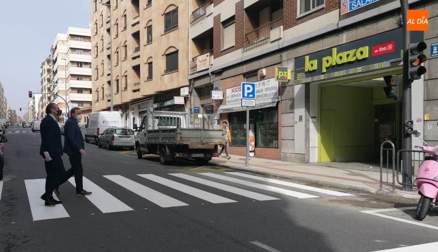 El concejal de Tráfico, Fernando Carabias, en un paso de peatones de la avenida de Italia