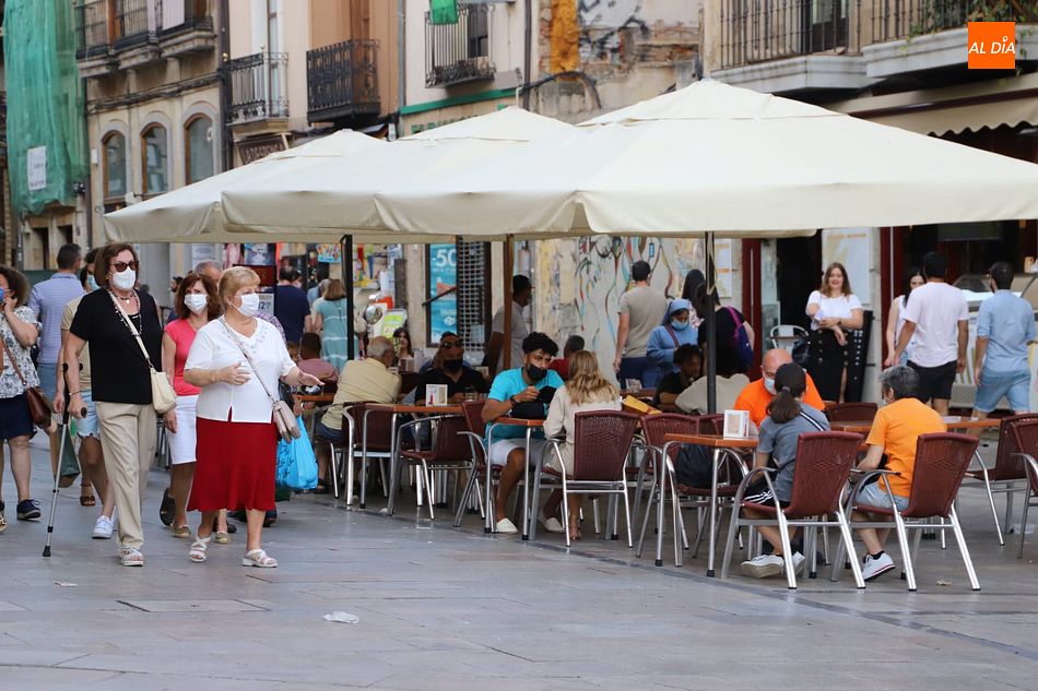 Viandantes en el centro de Salamanca. Foto de archivo