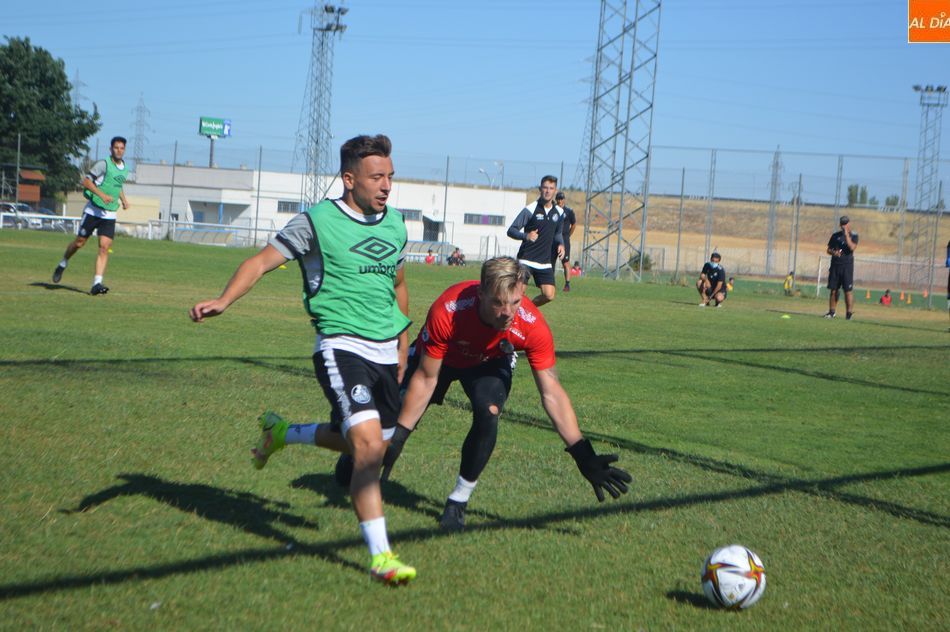 Salcedo y Palomares van a la disputa de un balón / Carlos Cuervo