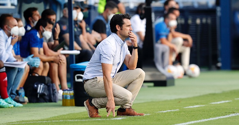 Lolo Escobar, de rodillas sobre el césped de La Rosaleda / Mirandés