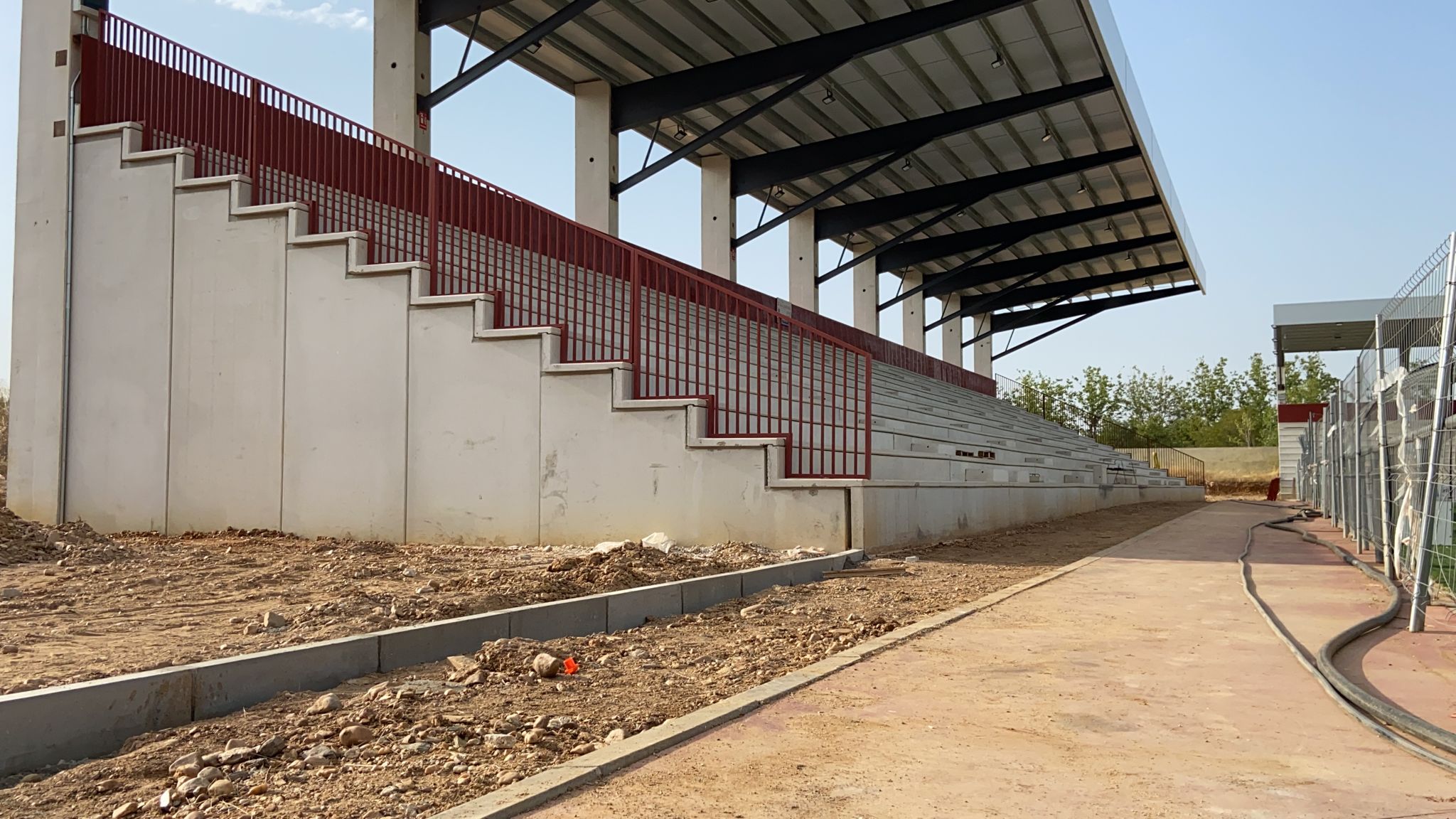 Una grada del Reina Sofía con la barandilla puesta / Unionistas CF