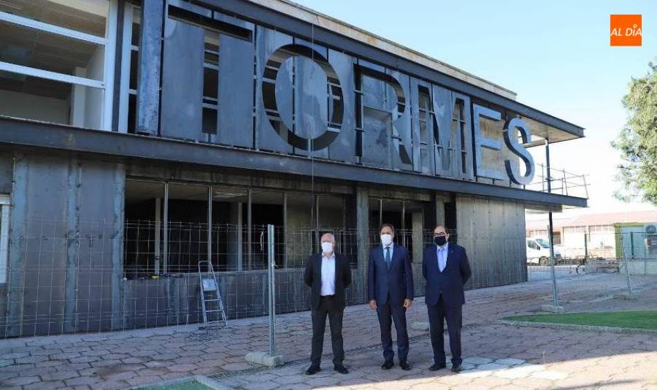 Visita del alcalde de Salamanca, Carlos García Carbayo, al Centro Tormes+ en la antigua Casa del Campo ubicada en la avenida de Lasalle. Foto de Lydia González