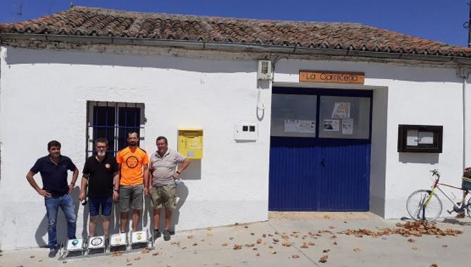 Fuentes de Bejar ha estrenado este martes dos aparcabicis donados