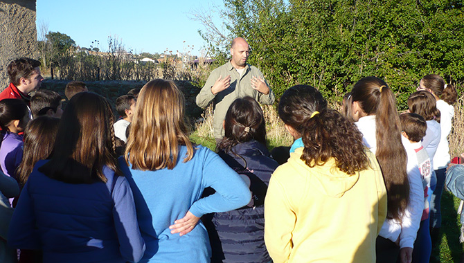 Instante de una actividad medioambiental ofrecida por Vicente López  a través de SEO Salamanca, anterior a la pandemia