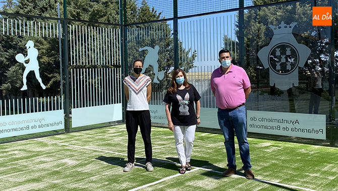 La alcaldesa Carmen Ávila, junto a los concejales Antonino Poveda y Pilar García, presentaban las nuevas pistas de pádel en Peñaranda