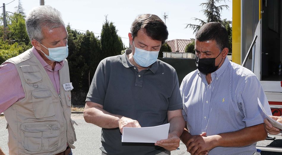 Alfonso Fernández Mañueco, presidente de la Junta, en el Puesto de Mando Avanzado de Navalacruz (Ávila), donde acudía este martes