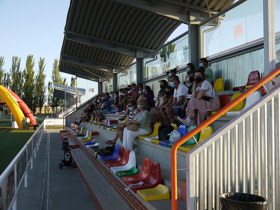 Público en la grada del campo de fútbol, con motivo del Desafío Iron Team