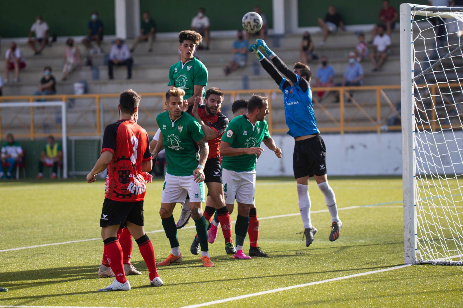 Jugadores del Guijuelo, en un balón parado frente al Béjar / CD Guijuelo