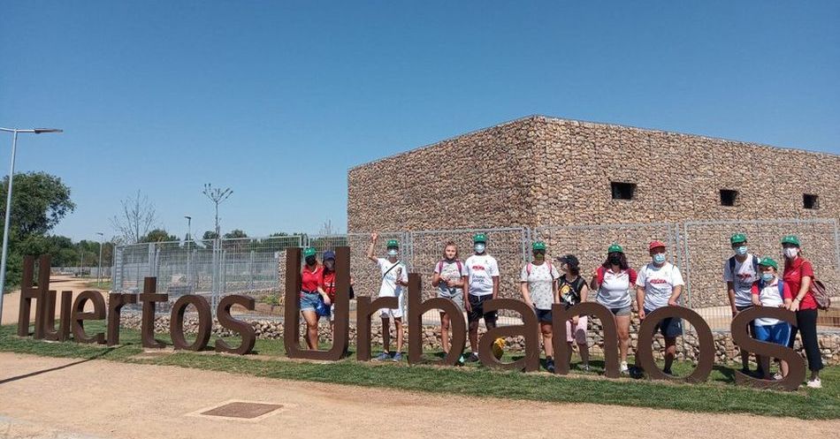 Visita de un grupo de jóvenes de Aviva a los Huertos Urbanos del Ayuntamiento de Salamanca