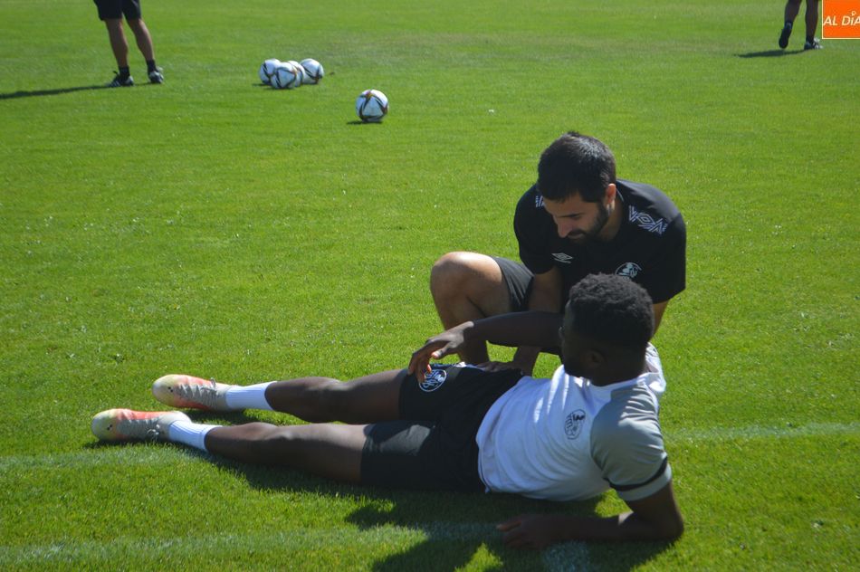 Ibra Keita siendo tratado por Manolín / Carlos Cuervo